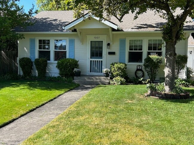 Building Photo - Charming 2 bedroom, 1 bathroom, single story cottage w/oversized garage