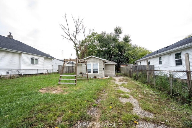 Building Photo - 955 N Traub Ave