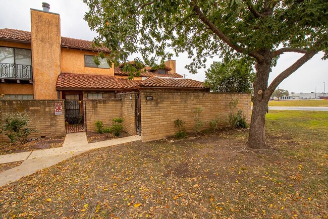 Building Photo - 1127 Lois St