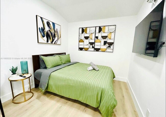 Building Photo - 2723 SW 13th St Unit A Rental