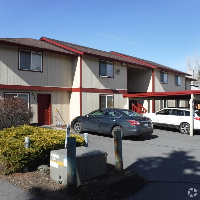 Building Photo - Lower Level 2 Bed/1 Bath Apartment Near St... Unit 03