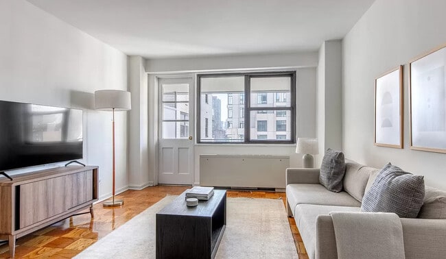 576 9th Ave