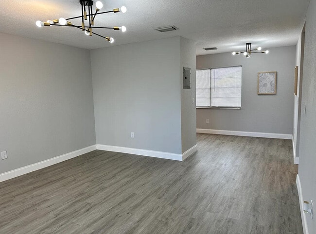 Building Photo - 110 SE 7th St Unit 4