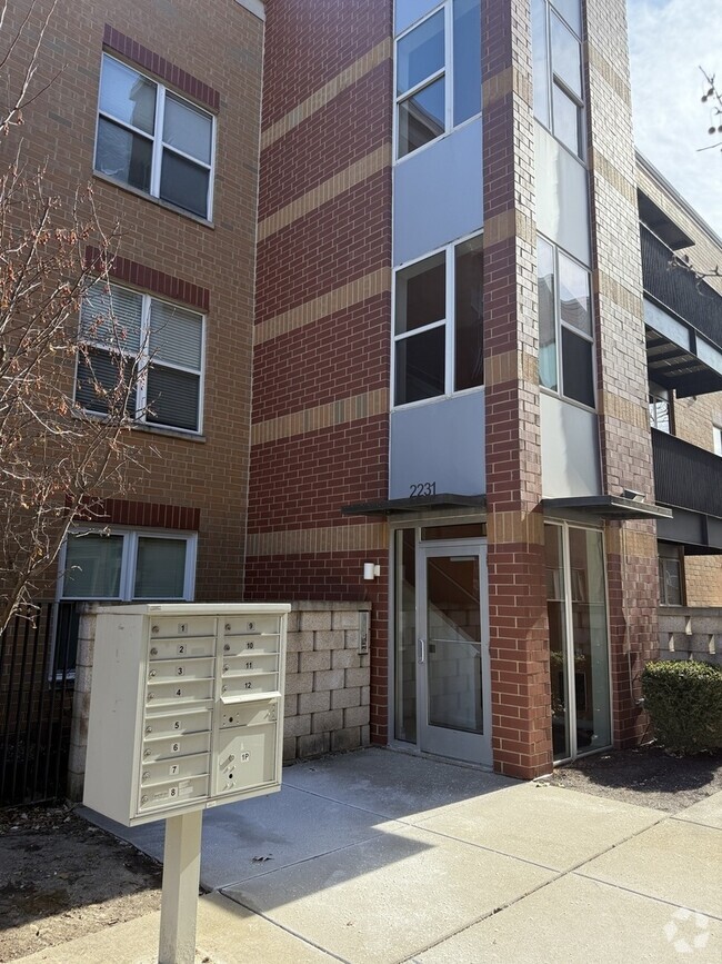 Building Photo - 2231 W Maypole Ave Unit 202 Rental