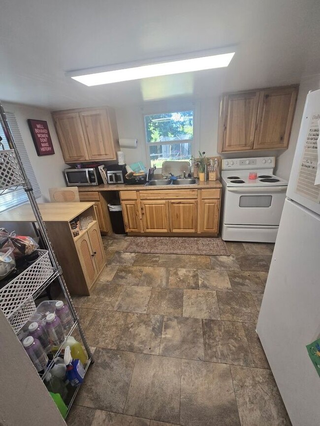 Photo - South Tacoma 1bdr w/ separte drive & huge fenced yard