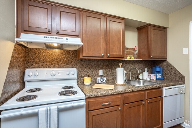 2BR, 2BA - 885SF - Kitchen