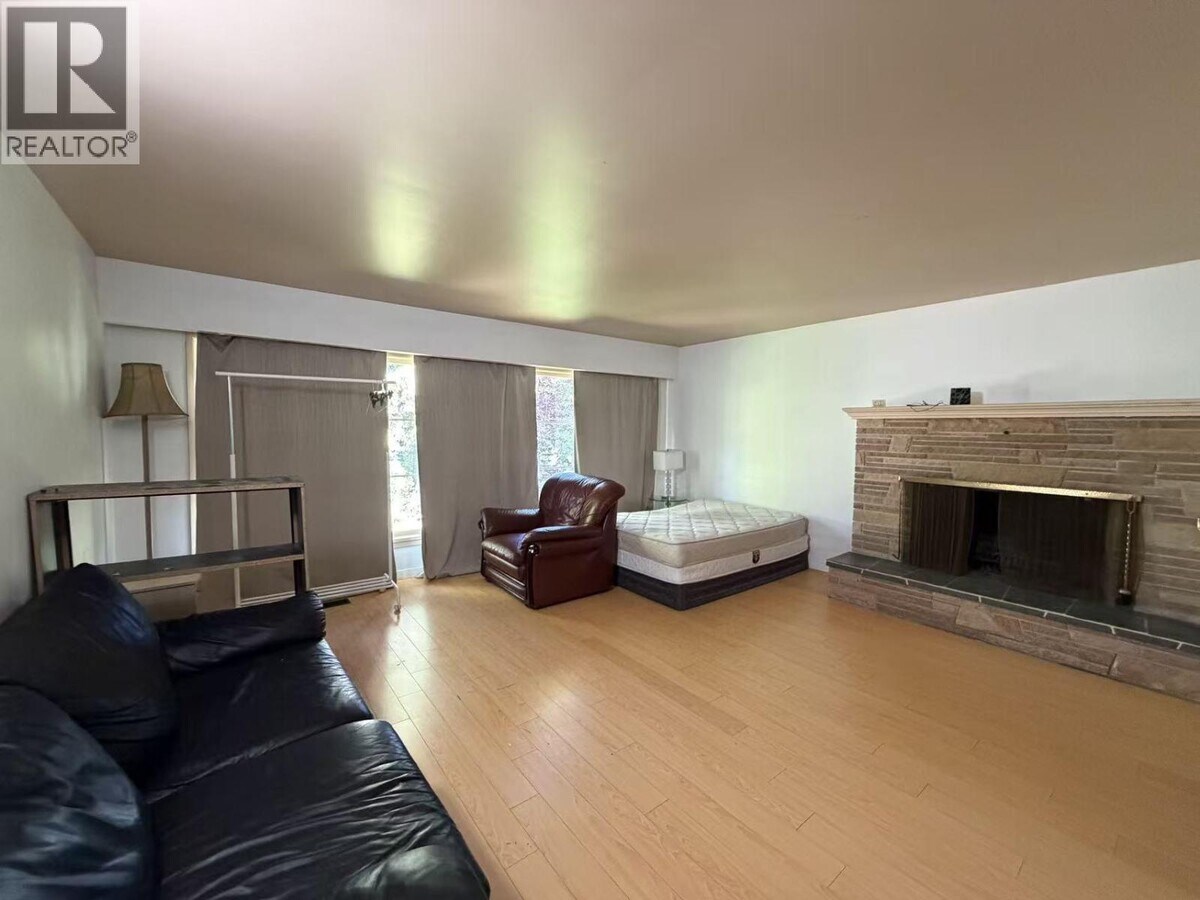 Photo - 450 Walker St