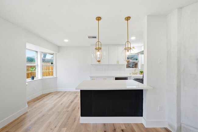 Building Photo - 1201 Sandpiper Dr