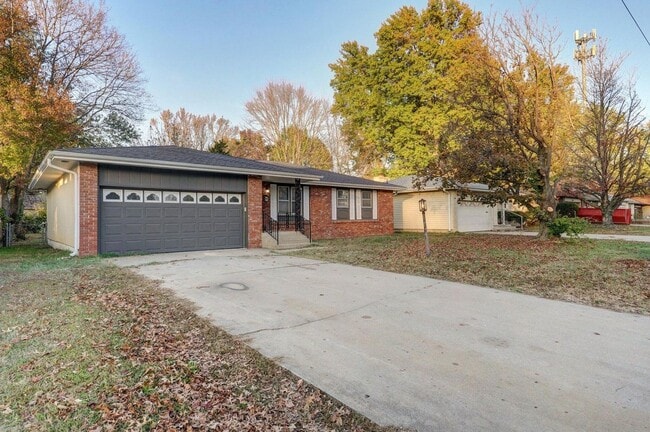 Photo - 3 Bedroom | 2 Bathroom | 2 Car Garage | Springfield MO | Fenced Back Yard!