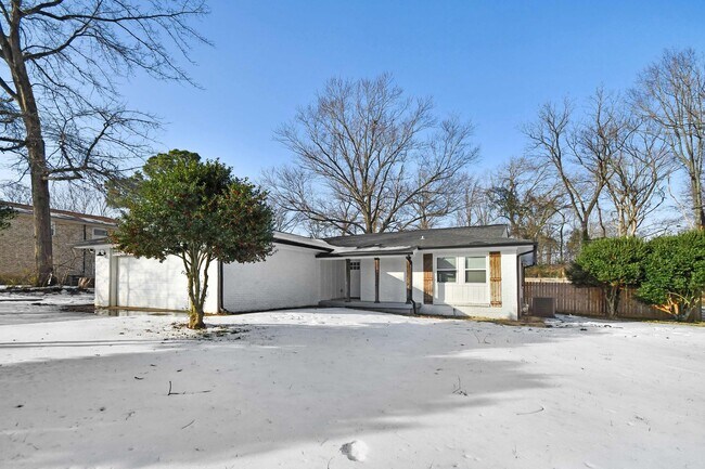 Building Photo - Pet Friendly Three Bedroom!