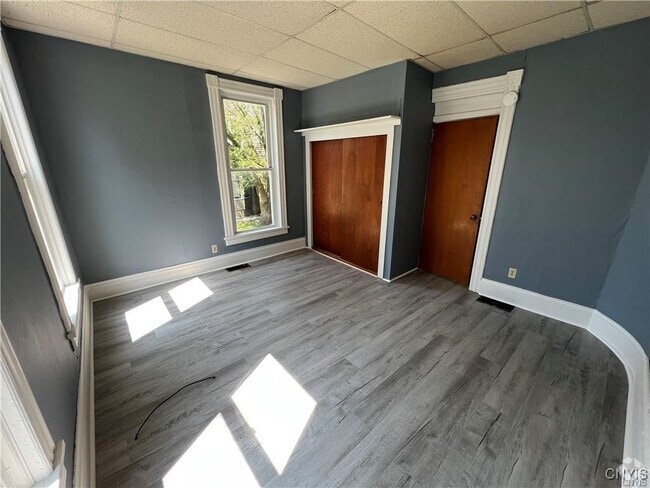 Building Photo - 418 Coffeen St Rental