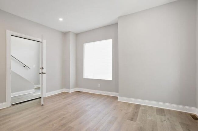 Photo - 843 E 65th St