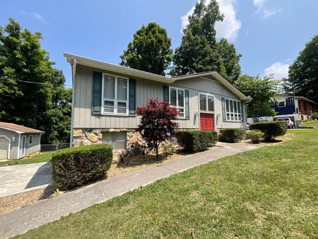 Building Photo - Large 4 bed/2 bath with garage - W. Hamble... Rental