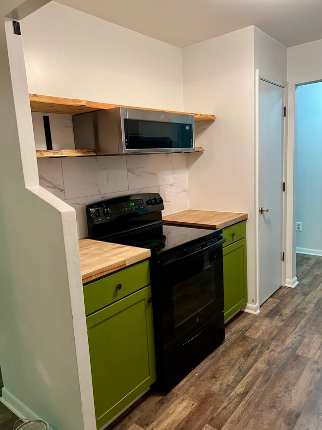 Recently updated kitchen - 117 Turtle Creek Rd Unit Turtle Creek Condo
