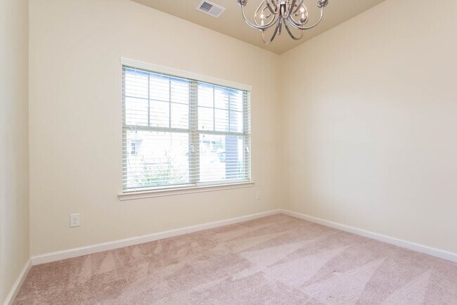 Photo - 1367 Avington Glen Way