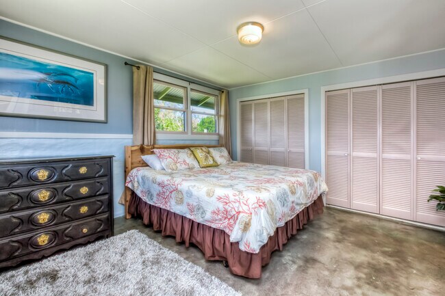 Master bedroom with private bath - 66 -1657 Kohala Mountain Road