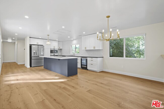 Photo - 4762 Charters Ave