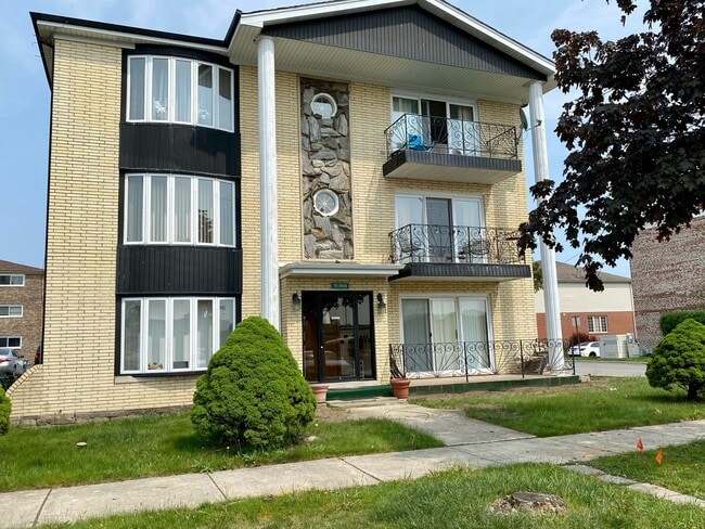 Photo - 11255 S Roberts Rd Apartment Unit 3N