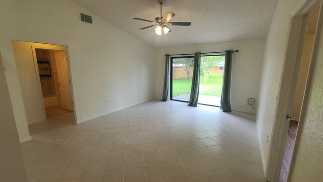 Family room - 719 Montana Ave