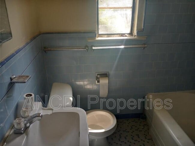 Photo - 703 Spring St