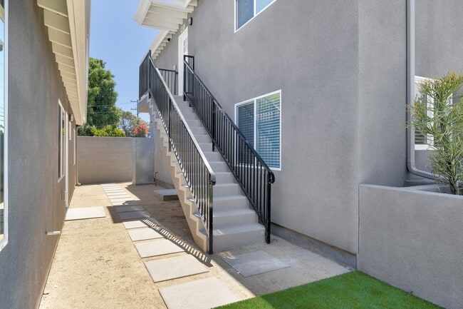 Building Photo - 1603 Vuelta Grande Ave Unit 1607 B Rental