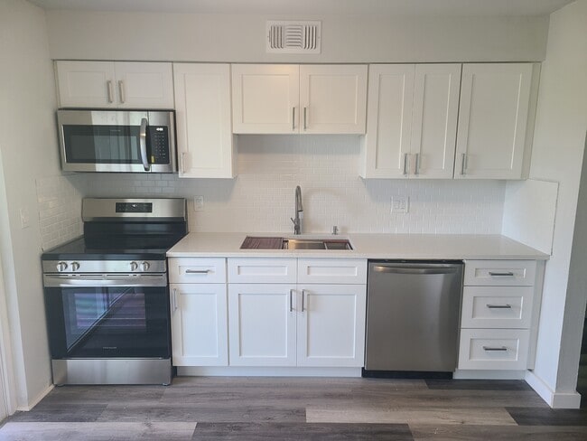 Building Photo - 7196 68th Ct N Unit B