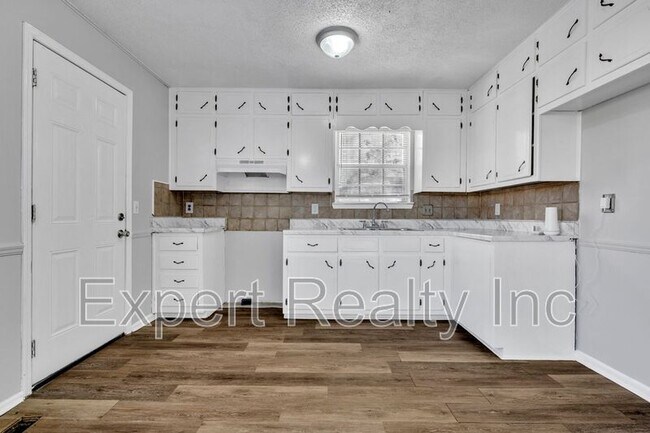 Photo - 624 Cresap Cir NE