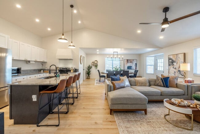 Building Photo - 1157 E Sego Lily Dr Unit ID1460852P