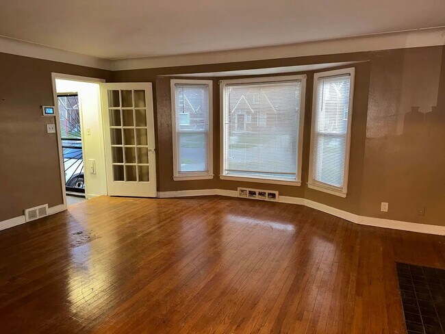 Photo - 3-Bedroom Detroit Home with Garage and Sun Porch