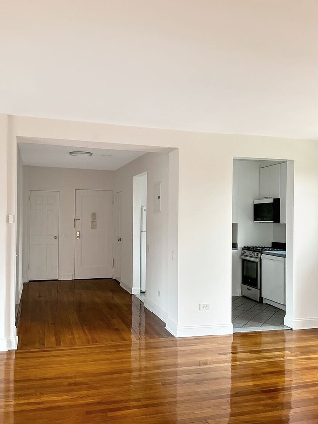 Photo - A prized destination in beautiful Forest Hill Garden, a place to call home Unit 46E