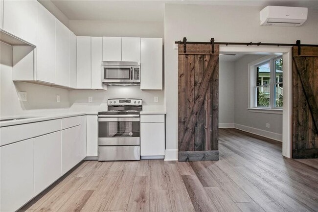 Photo - 940 St Charles Ave NE