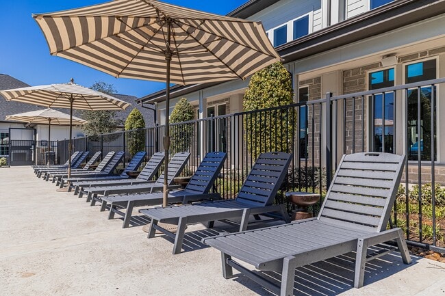 Keegan en Mission Glen junto a la piscina - The Keegan at Mission Glen