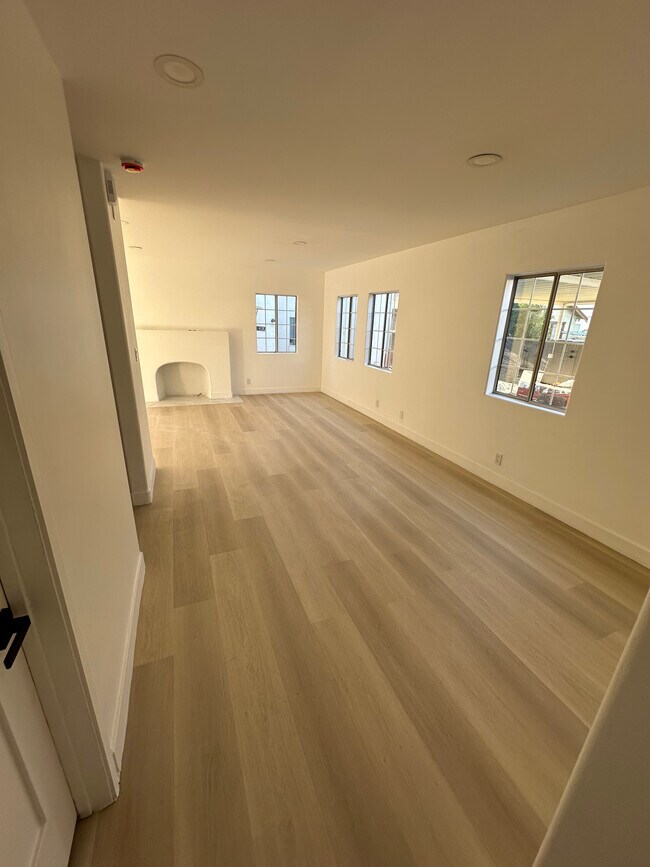 Photo - 1182 N Kingsley Dr