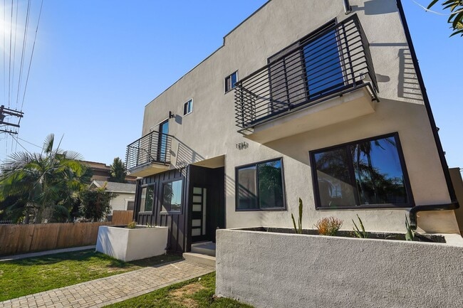 Building Photo - 1731 S New Hampshire Ave Unit 1731 1/2