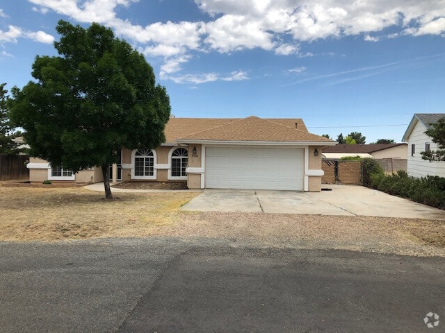 Building Photo - No HOA! Three Bedroom Home in Prescott Valley