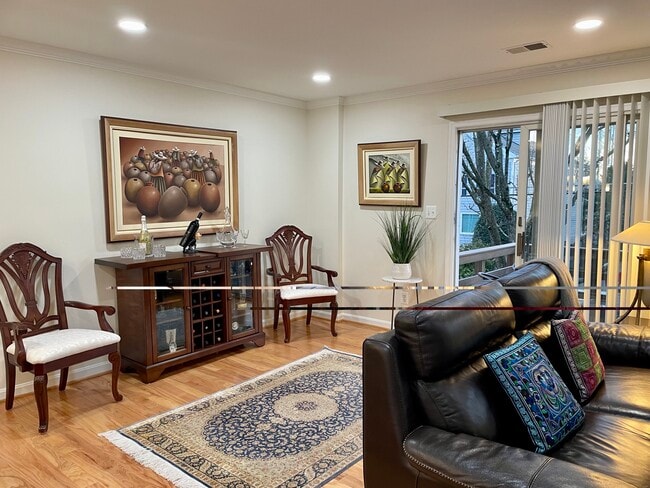 Photo - 203A Locust St SE