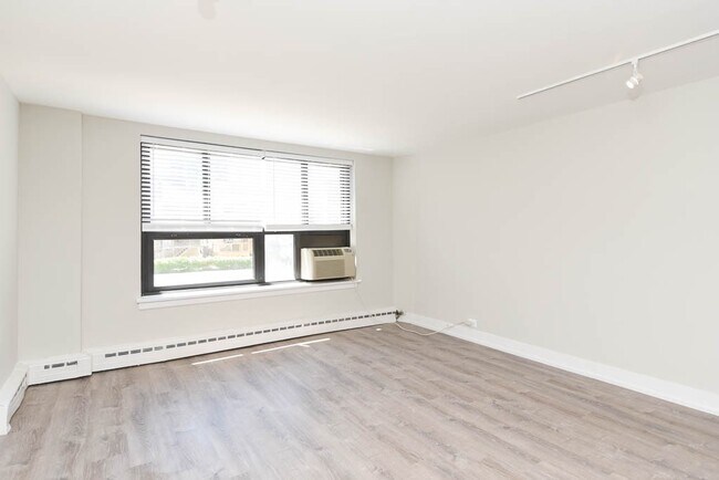 Photo - 450 W Wellington Ave Unit F4