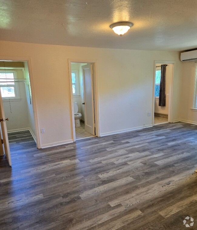 Building Photo - 636 S Palouse St Rental