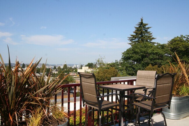 Photo - Admiral Station Apartments
