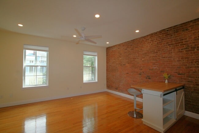 Photo - 142 Sussex St