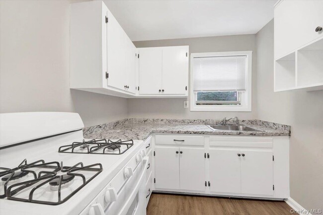 Building Photo - 320 S Broadway Unit P5