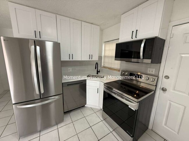 Building Photo - BEAUTIFUL & REMODELED 3/2 AVAILABLE NOW!!