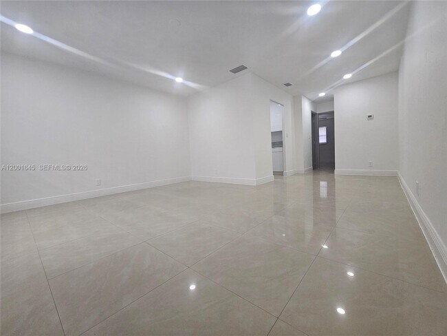 Photo - 700 NE 46th Ct Unidad 2