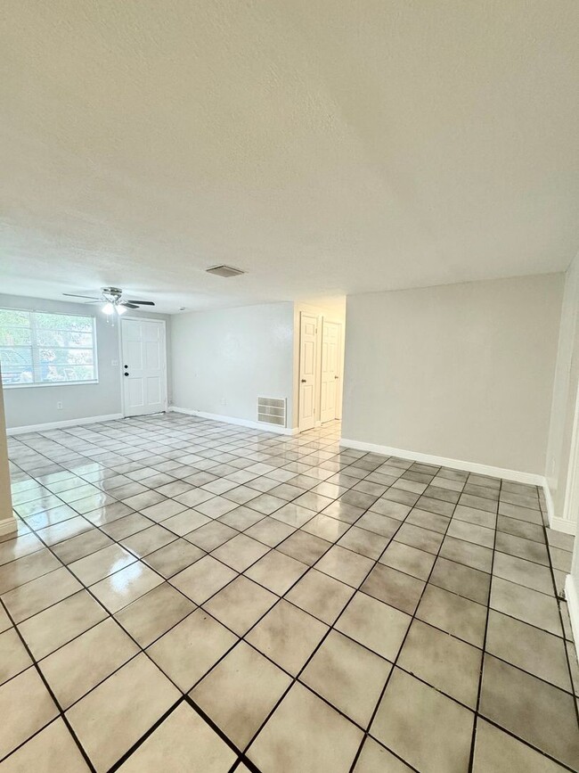 Building Photo - 4/2 Single-family home, AVAILABLE NOW!