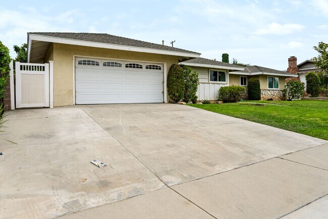 3613 N Calmgrove Ave