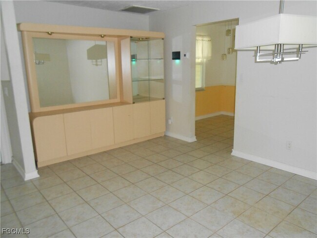 Photo - 1406 Alwynne Dr S