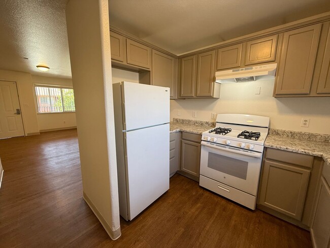 Free months rent and $250 Walmart Gift Car... - Free months rent and $250 Walmart Gift Car... Apartment Unit 500G