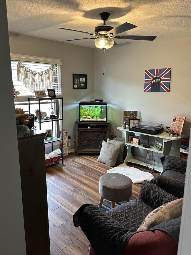 Photo - 303 St John Rd