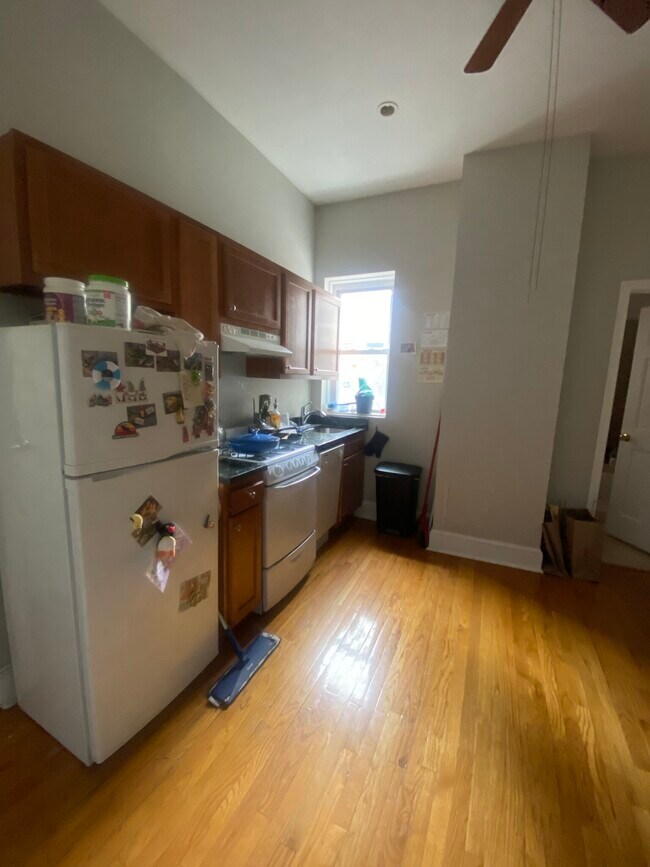 Building Photo - 234 W Newton St Rental