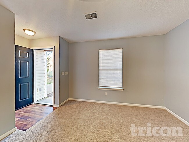 Photo - 208 E Waverly Pl Ct